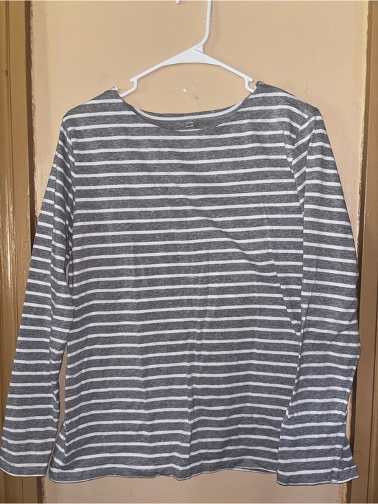 SHEIN Tops - SHEIN Gray & White Striped Long-Sleeve Tee